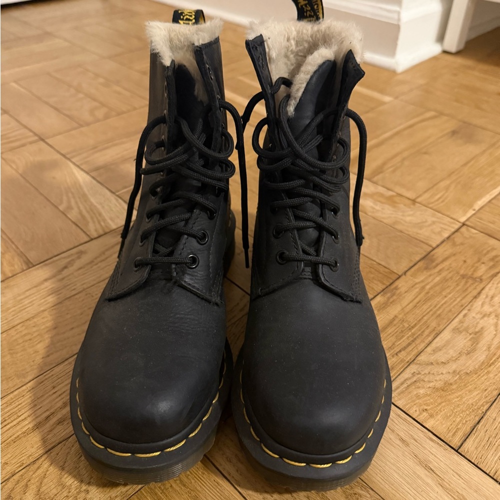 Dr Martens Serena faux fur lined lace up boots. Style 1460.